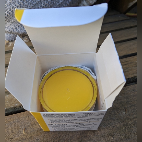 StriVectin Tightening Neck Cream Plus - Picture 3 of 4